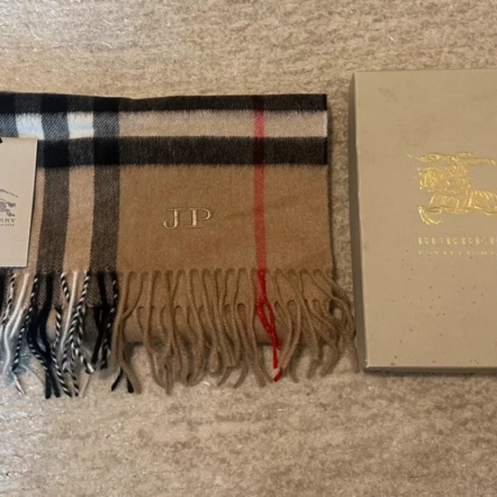 Burberry scarf - Picture 3 of 5